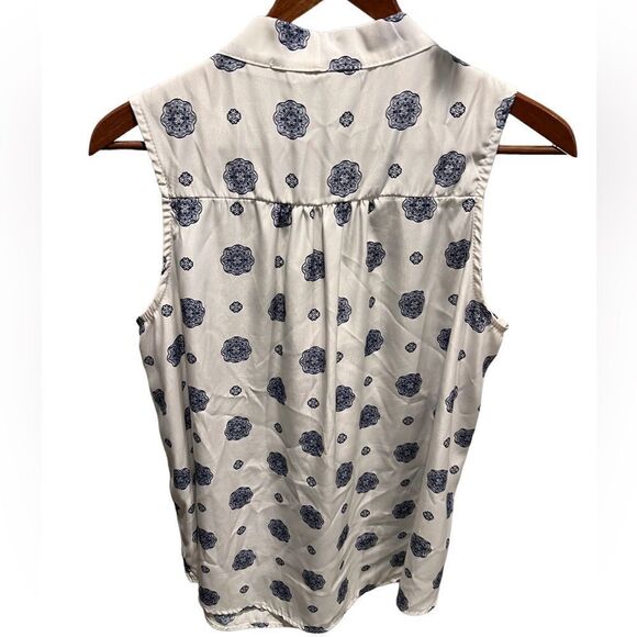 41 Hawthorn blue and white sleeveless blouse with button front and tie neckline - Picture 2 of 7